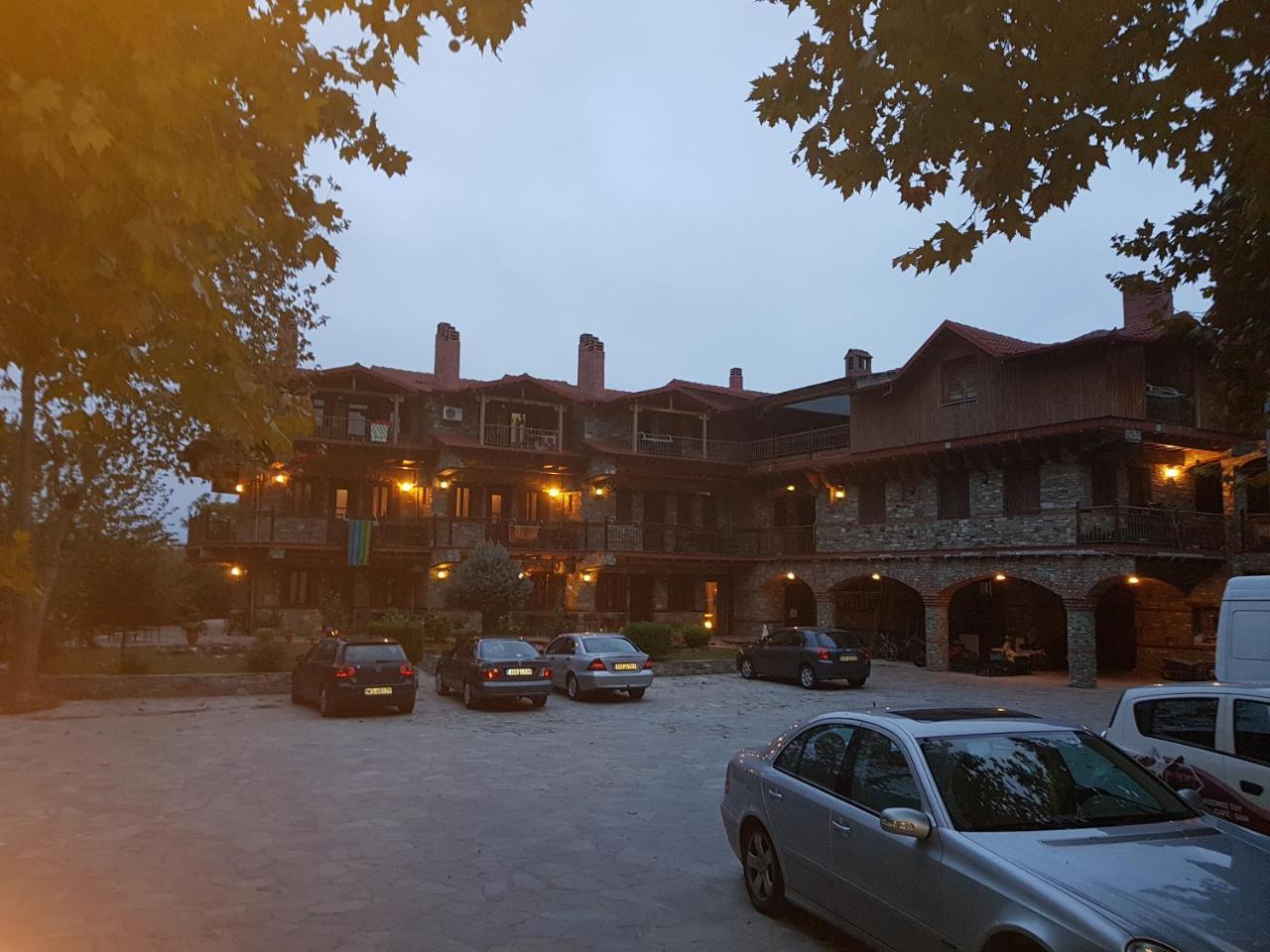 Hotel Παραδοσιακο Káto Loutrákion Екстериор снимка