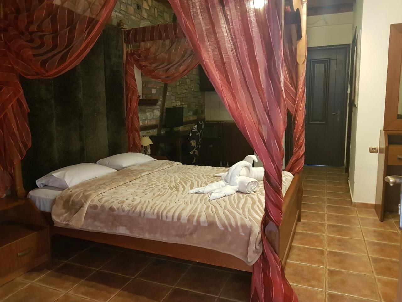 Hotel Παραδοσιακο Káto Loutrákion Екстериор снимка