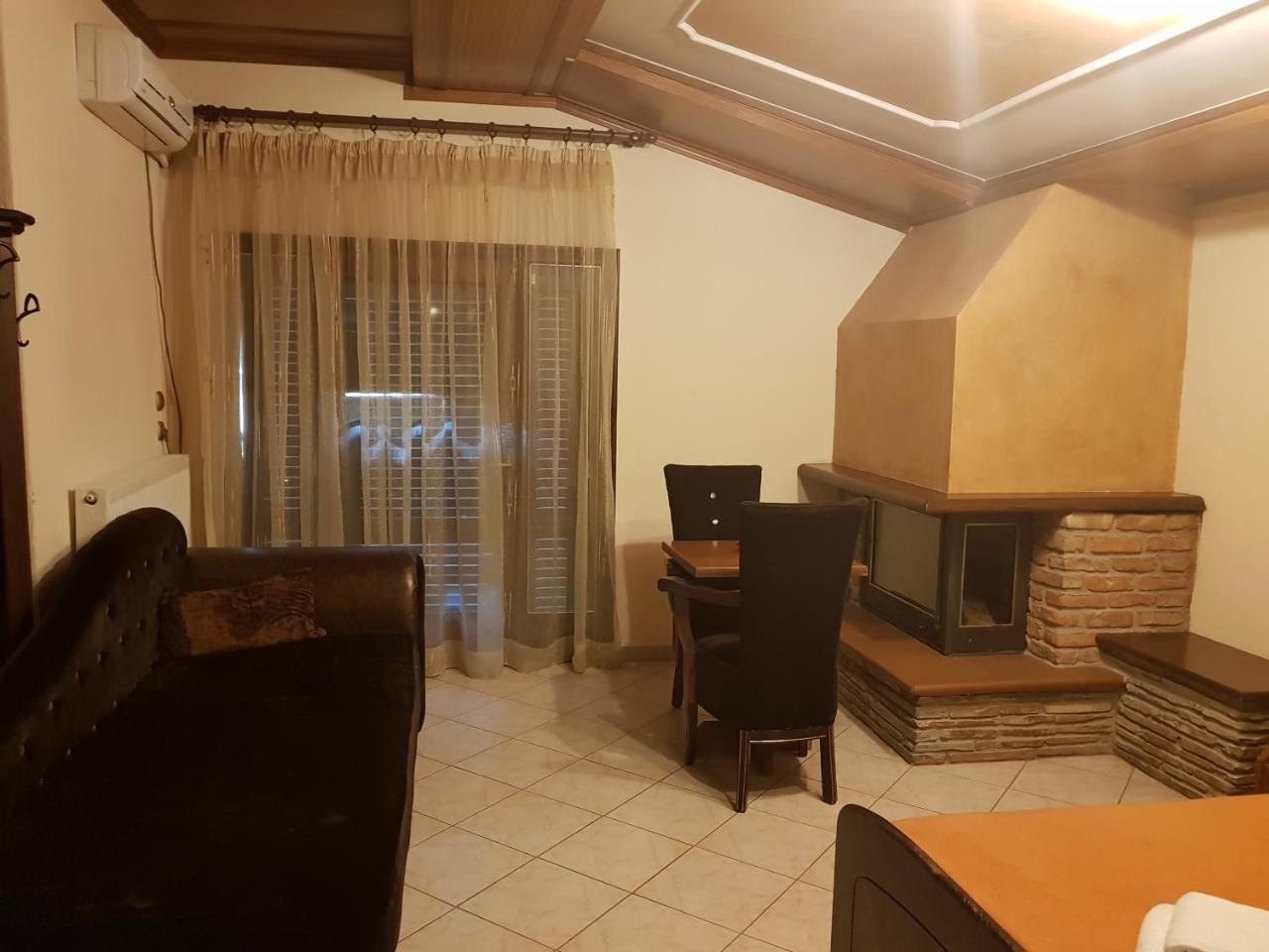Hotel Παραδοσιακο Káto Loutrákion Екстериор снимка