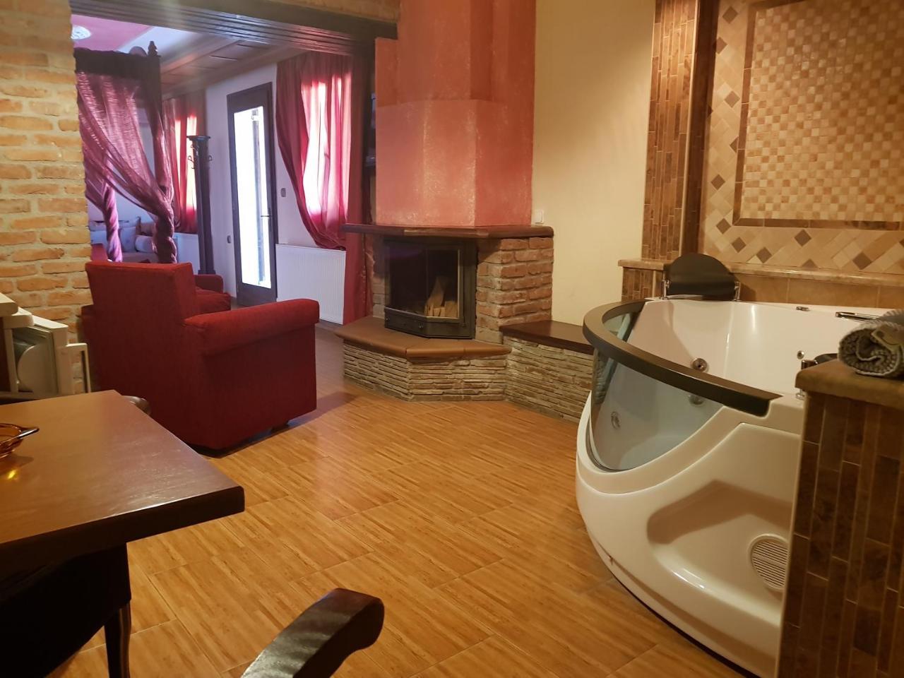 Hotel Παραδοσιακο Káto Loutrákion Екстериор снимка