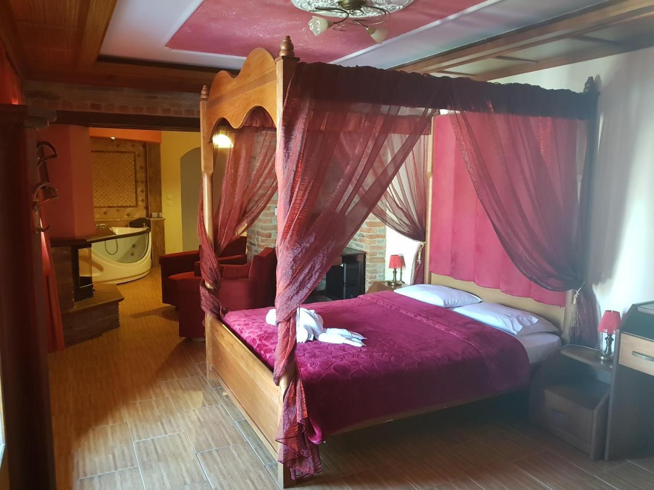 Hotel Παραδοσιακο Káto Loutrákion Екстериор снимка