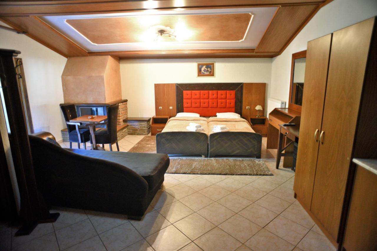 Hotel Παραδοσιακο Káto Loutrákion Екстериор снимка