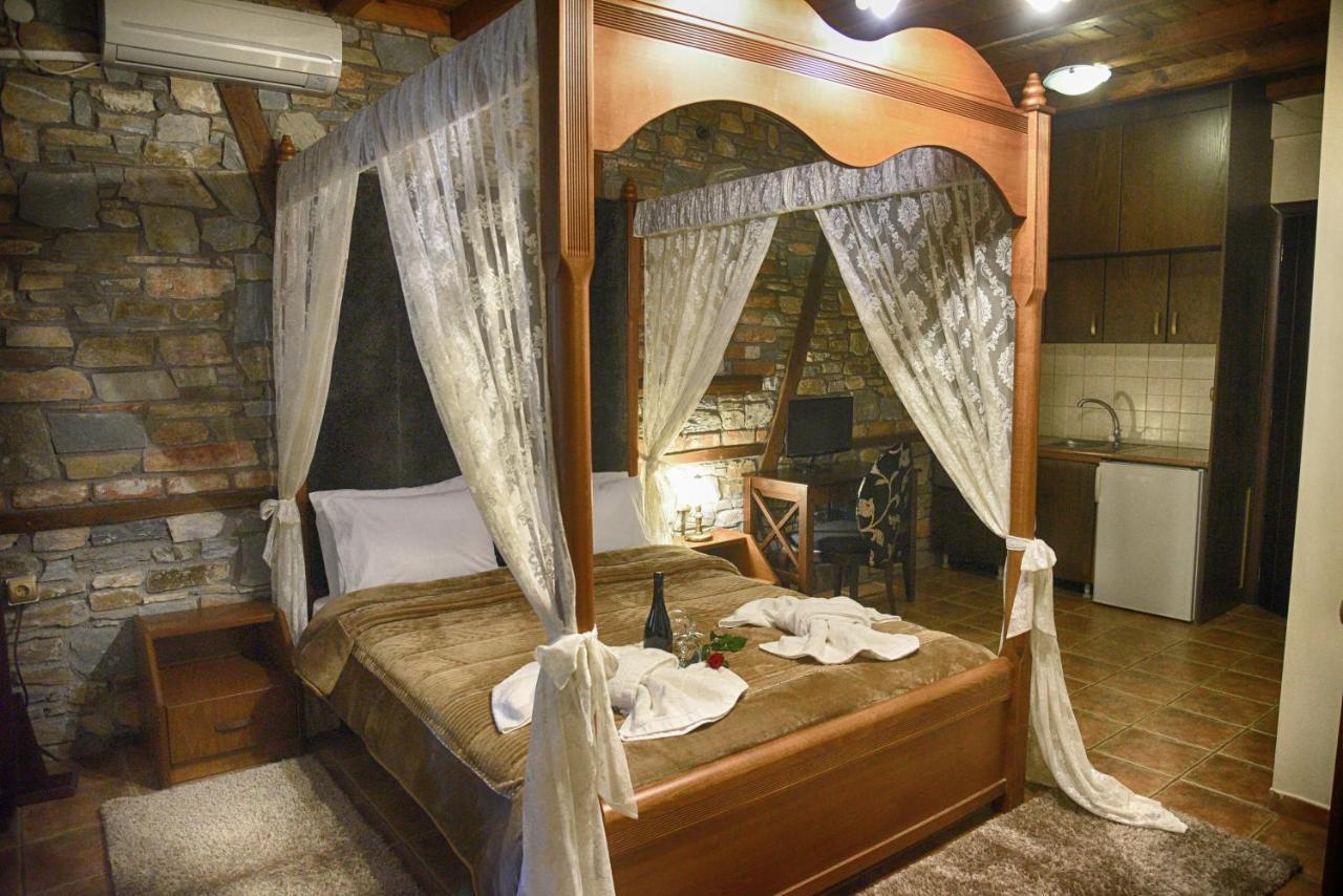 Hotel Παραδοσιακο Káto Loutrákion Екстериор снимка